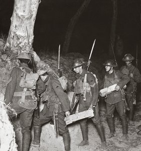 我们的部队在夜间行动中匆匆离开，以切断1918年维莱尔 - 布雷顿内克斯的匈奴人 作者 英国摄影师